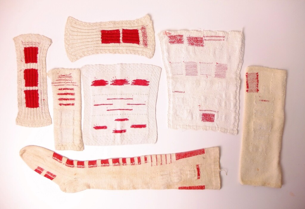 Oude gebreide oefenlapjes en sokken