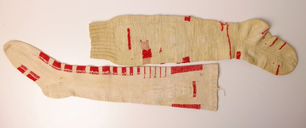 Oude gebreide sokken met ingemaasd rood