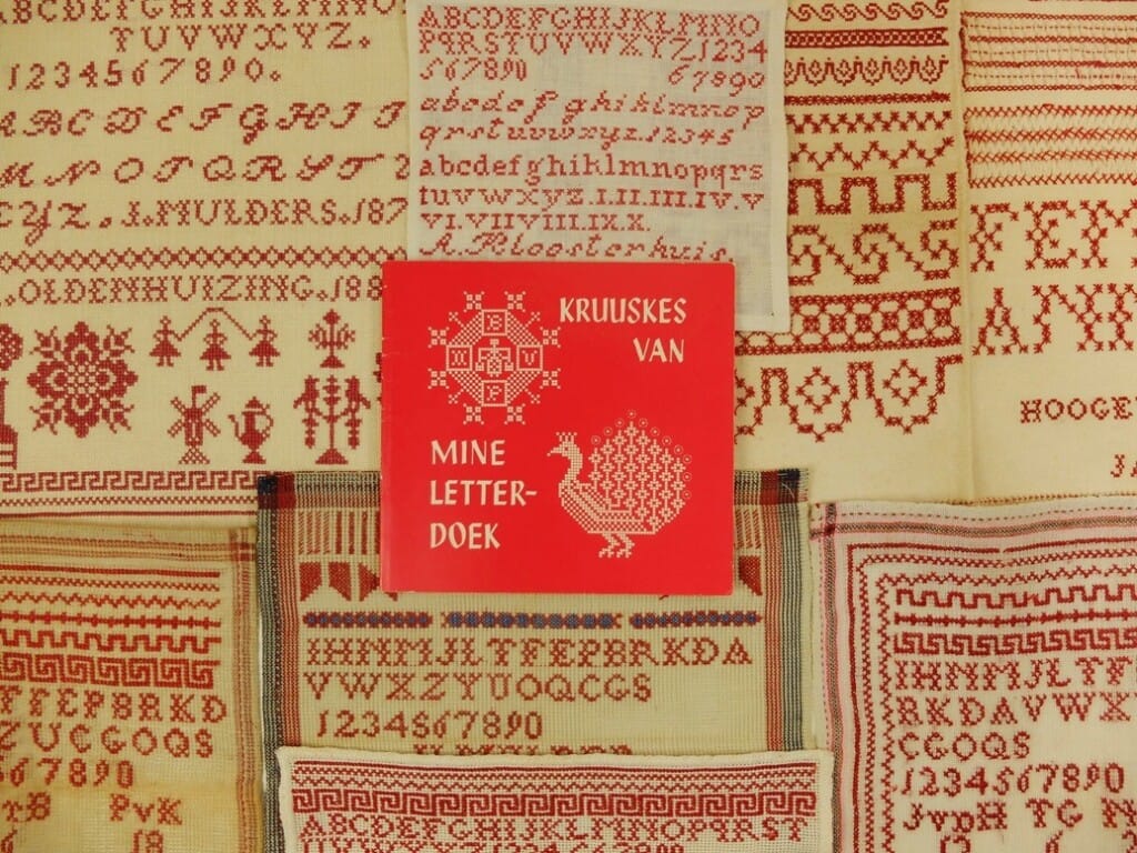 Oude merklappen en boekje Kruuskes van mine letterdoek