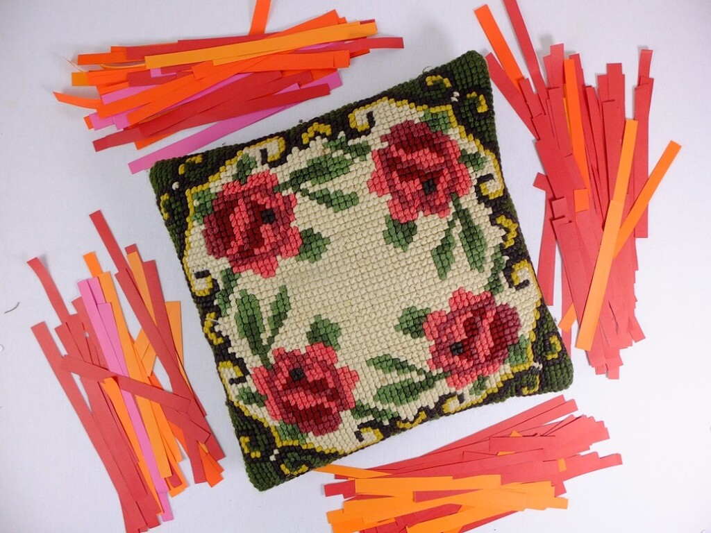 Geborduurd kussen mte rozen