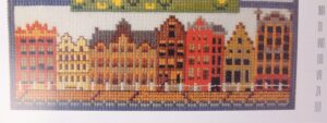 Geborduurde huizenrijtje uit borduurkalender Anna