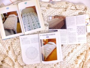 Gehaakte bedsprei in oude haakboekjes