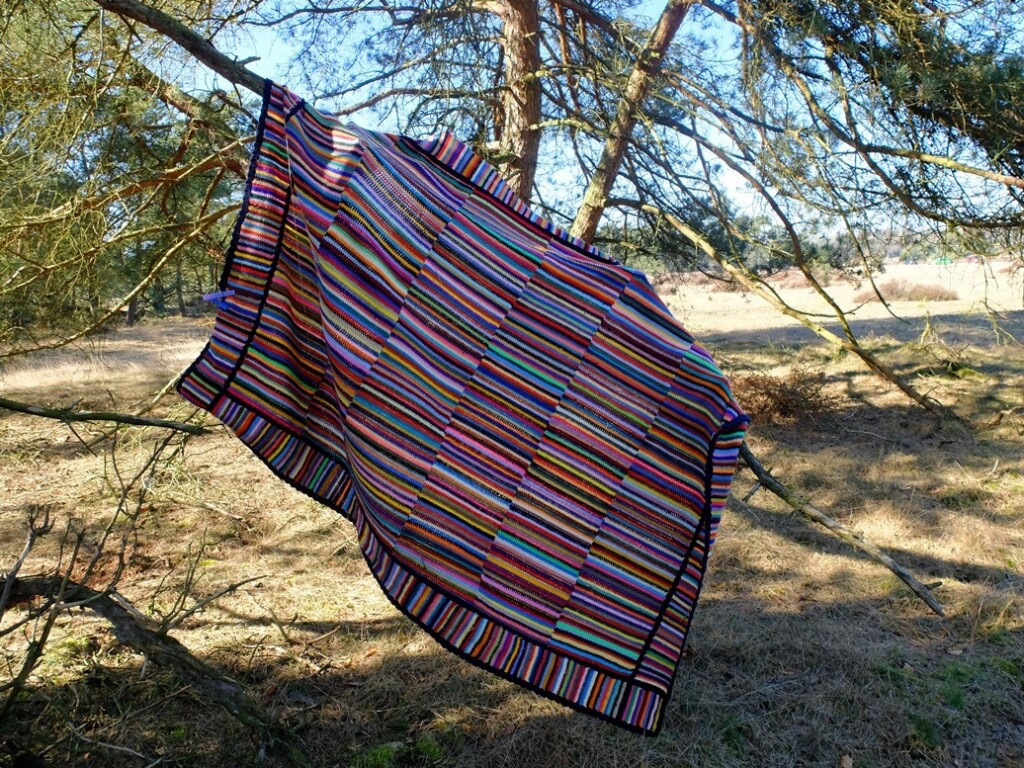 Gehaakte deken over boomtak