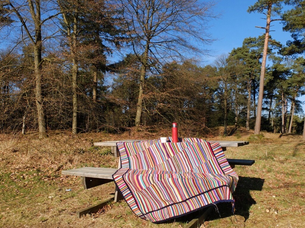 Gehaakte deken over picknicktafel
