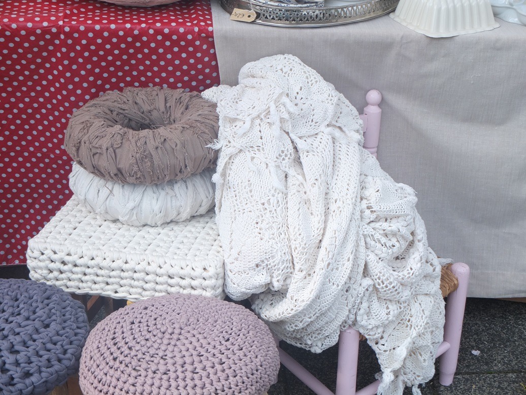 Gehaakte witte beddesprei op brocantekraam