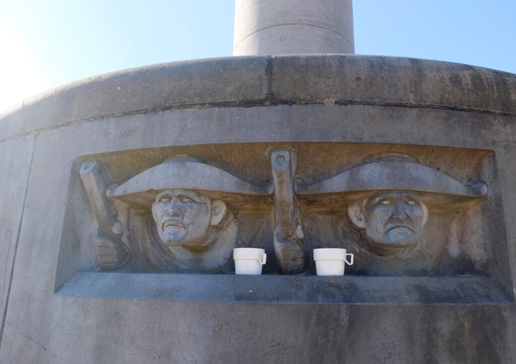 Kopjes op standbeeld