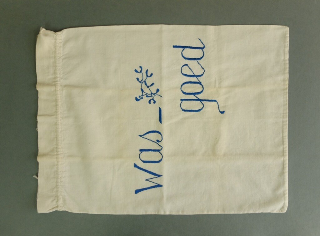 Waszak met geborduurde tekst