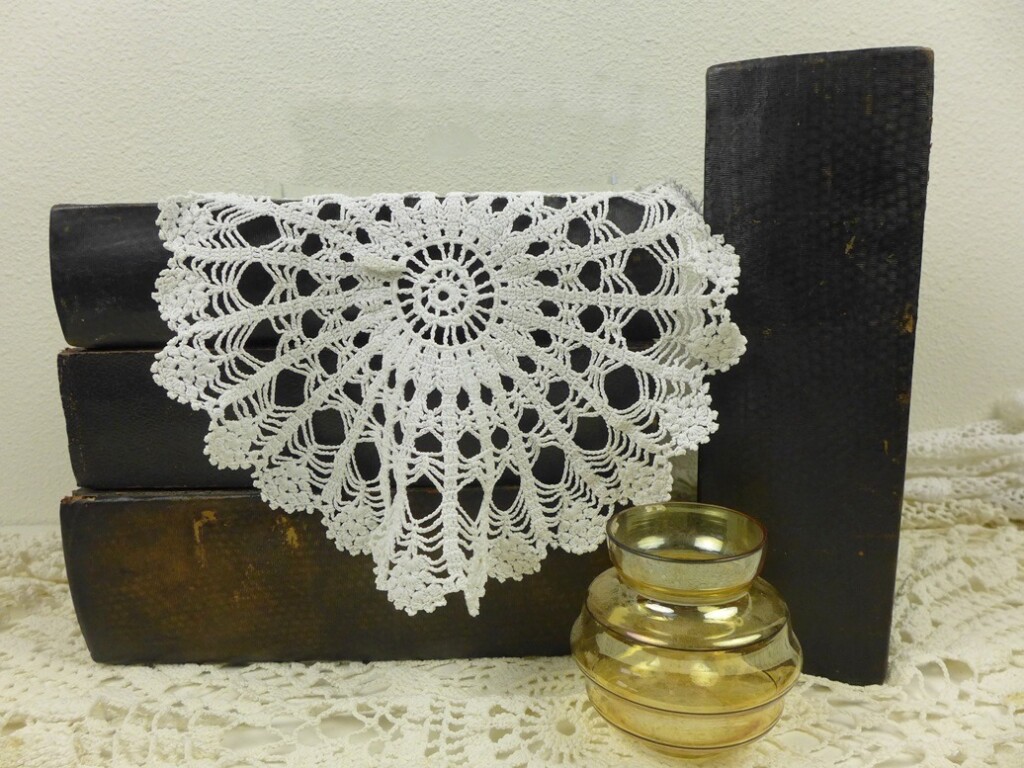 Oude boeken met kanten kleedjes