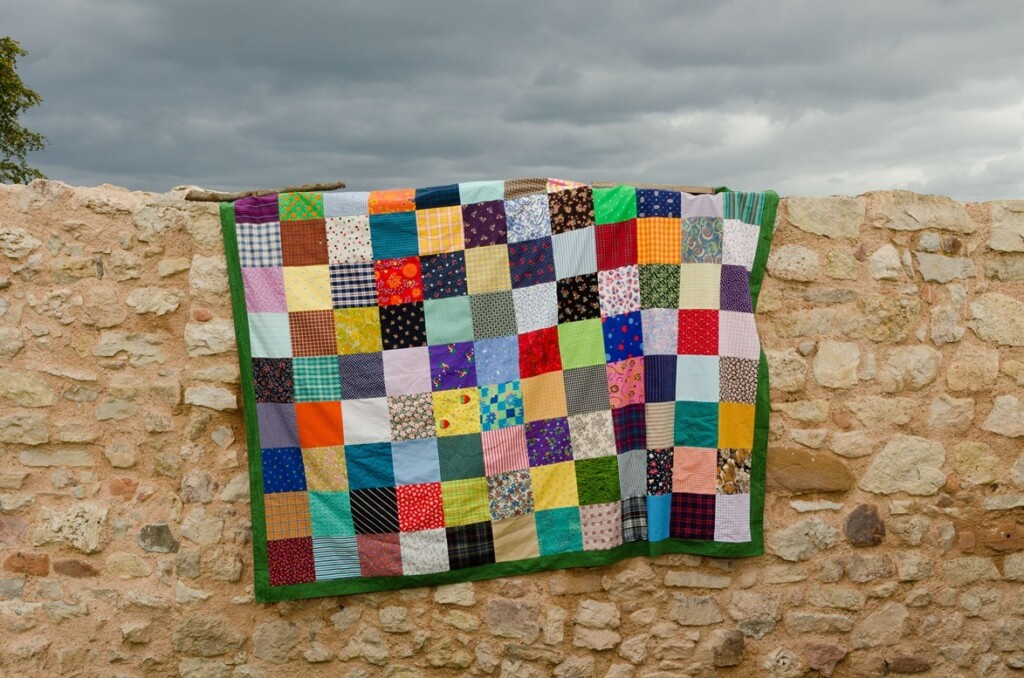 Patchwork picknickkleed over oude muur