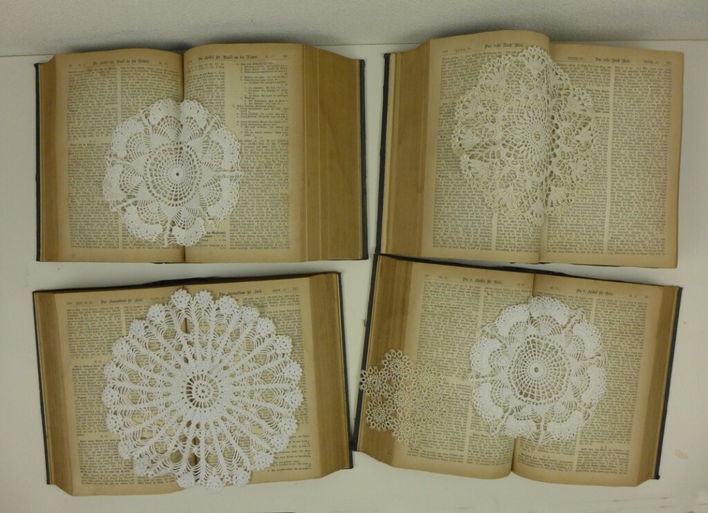 Vier oude boeken en kanten kleedjes