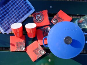 Blauwe pan met rode lapjes stof