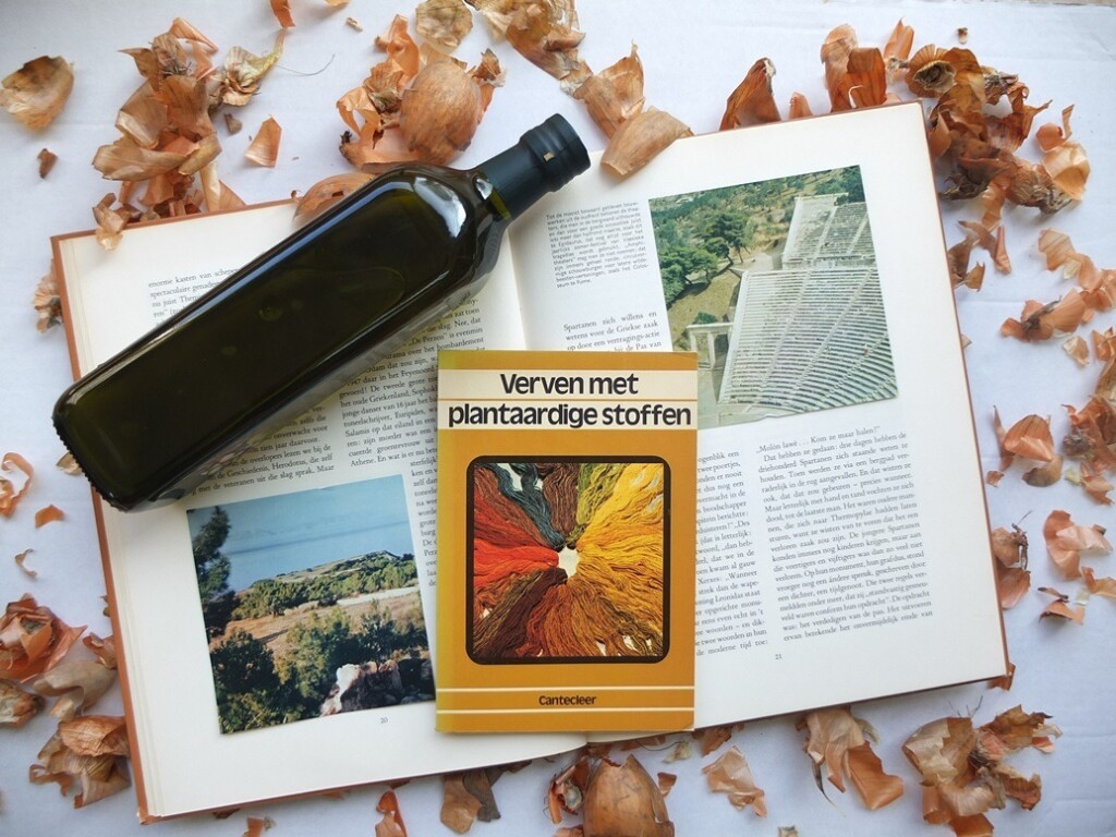 Boekje verven met plantaardige stoffen