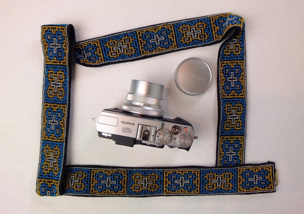 Fototoestel met geborduurde band