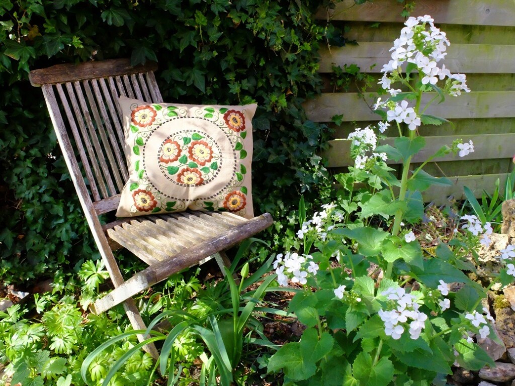 Geborduurd kussen in tuin