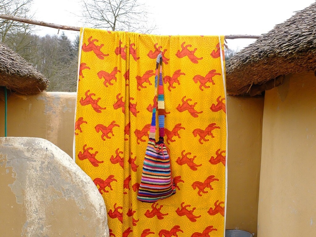 Gehaakte tas tegen Afrikaanse doek