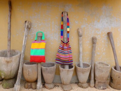 Gehaakte tasjes boven houten vijzels in Afrika museum