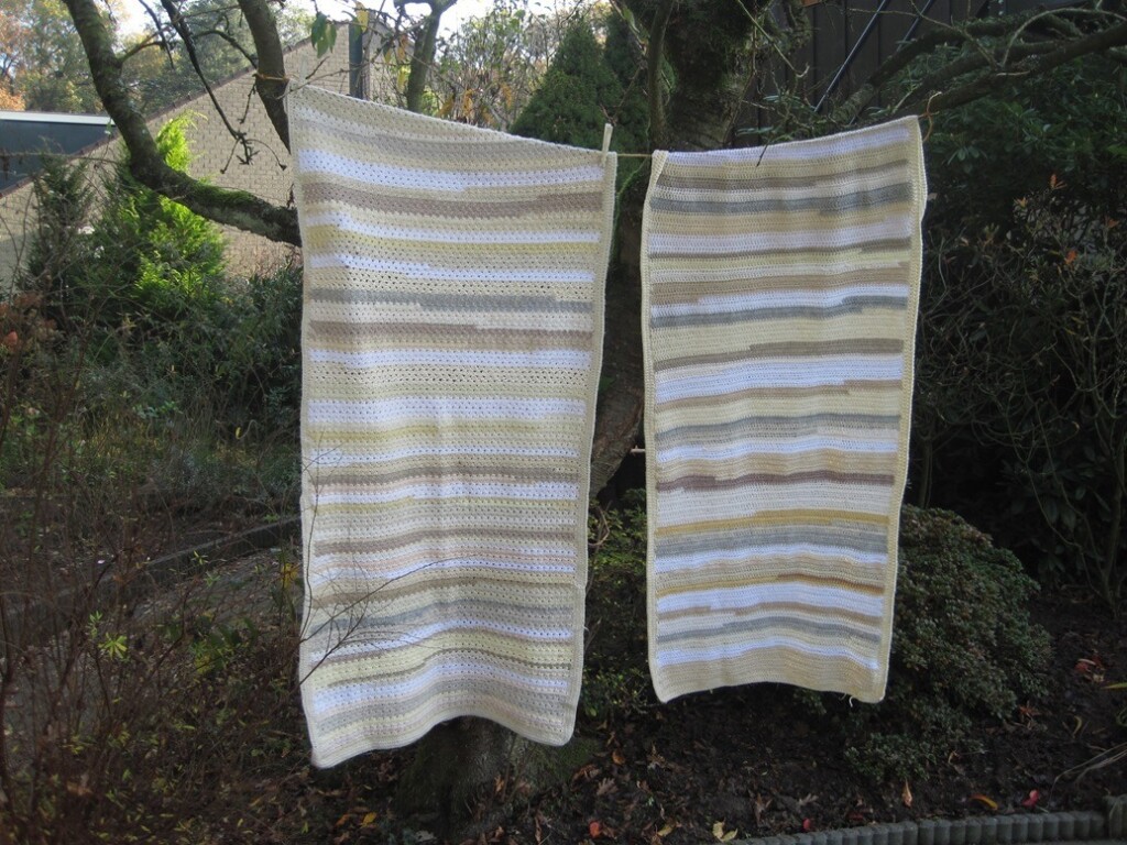 Twee gehaakte omslagdoeken