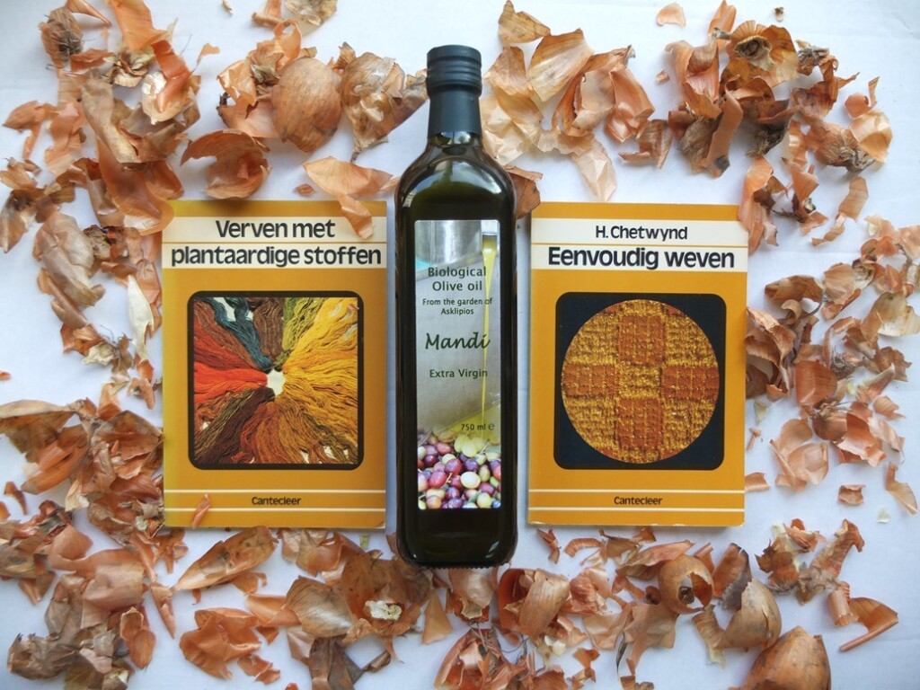 Twee handwerkboekjes en fles olijfolie