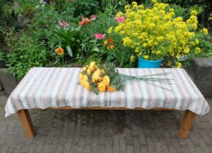 Gehaakt kleed op tafeltje