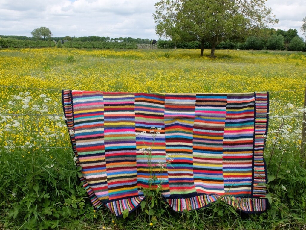 Gehaakte deken over prikkeldraad