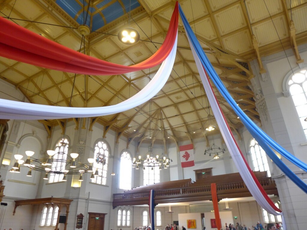 Grote Kerk Apeldoorn versierd met rood wit blauw