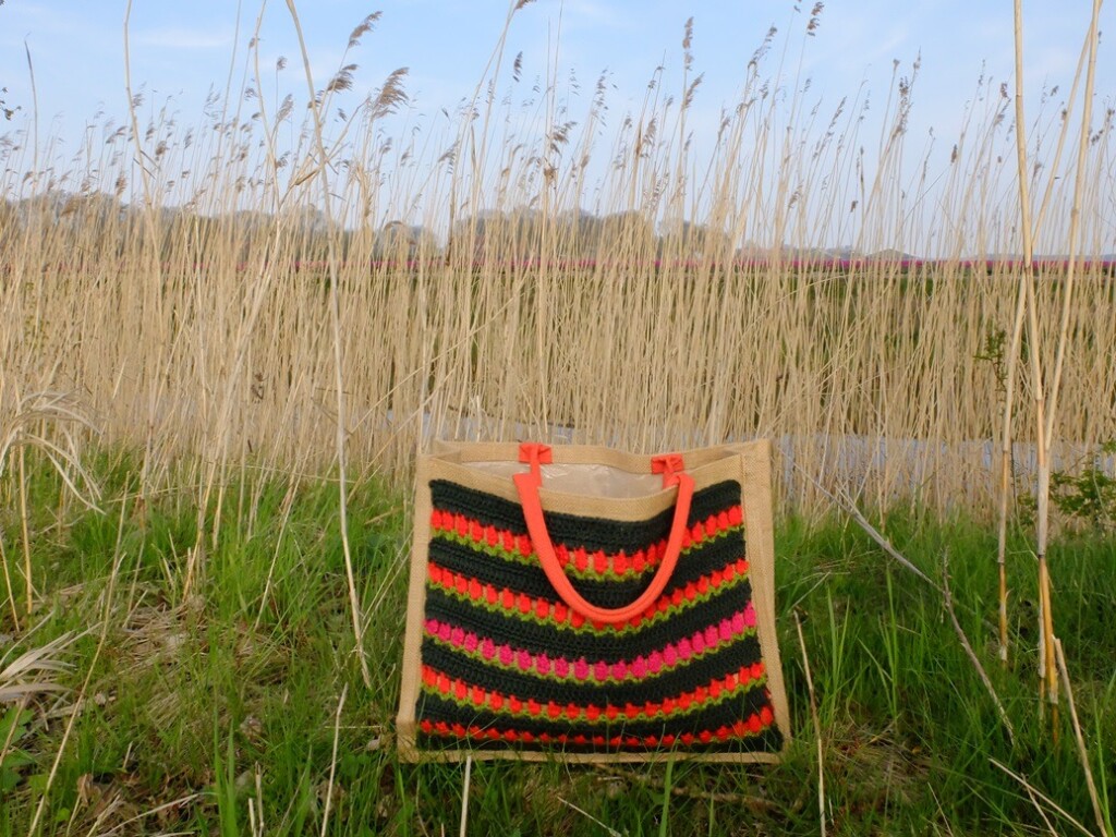 Jute tas met haakwerk bij bollenveld