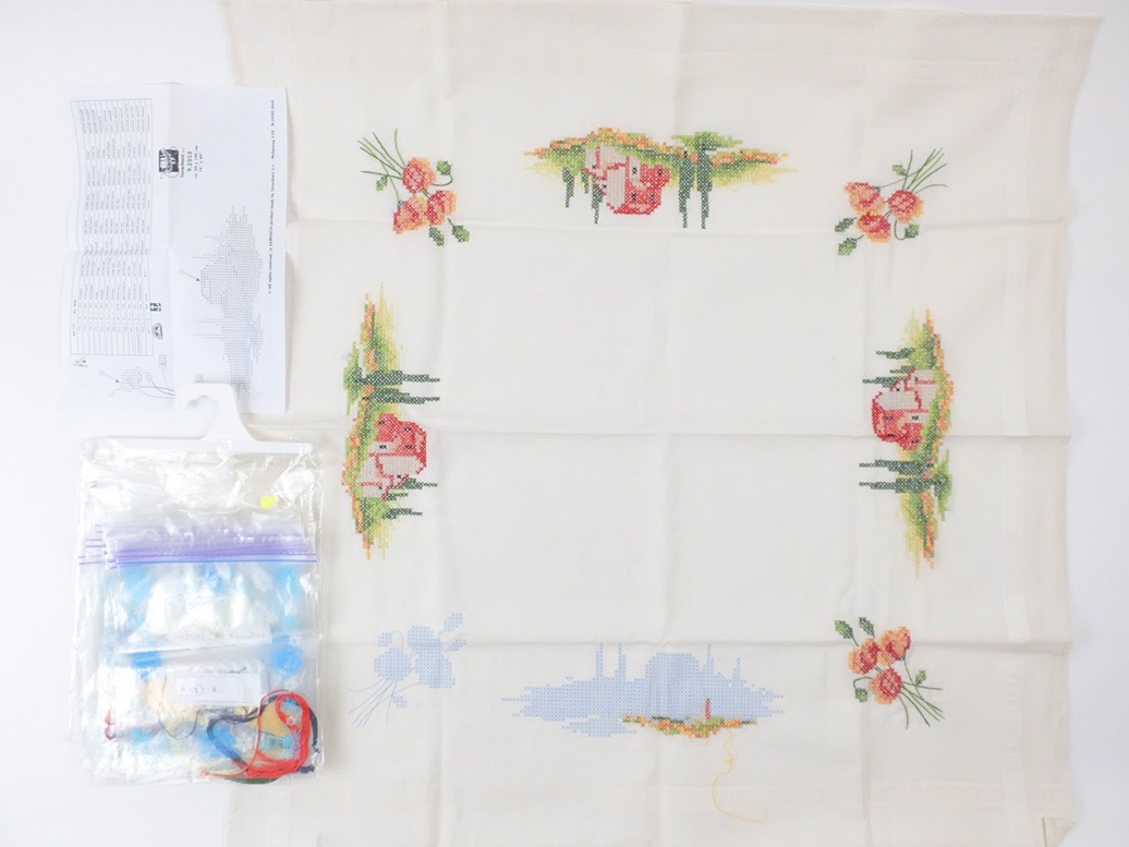 Onafgemaakt kleedje met garen