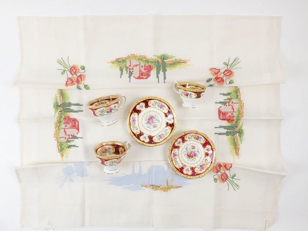 Onafgemaakt kleedje met theekopjes