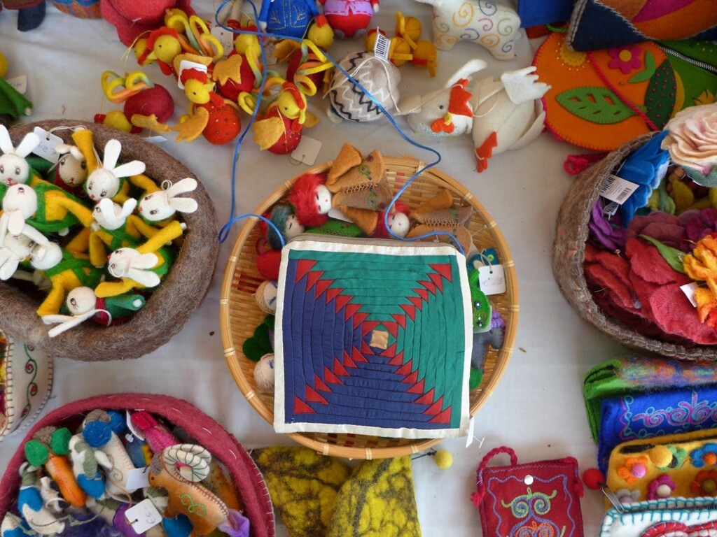 Tasje met patchwork op kraam met vilt