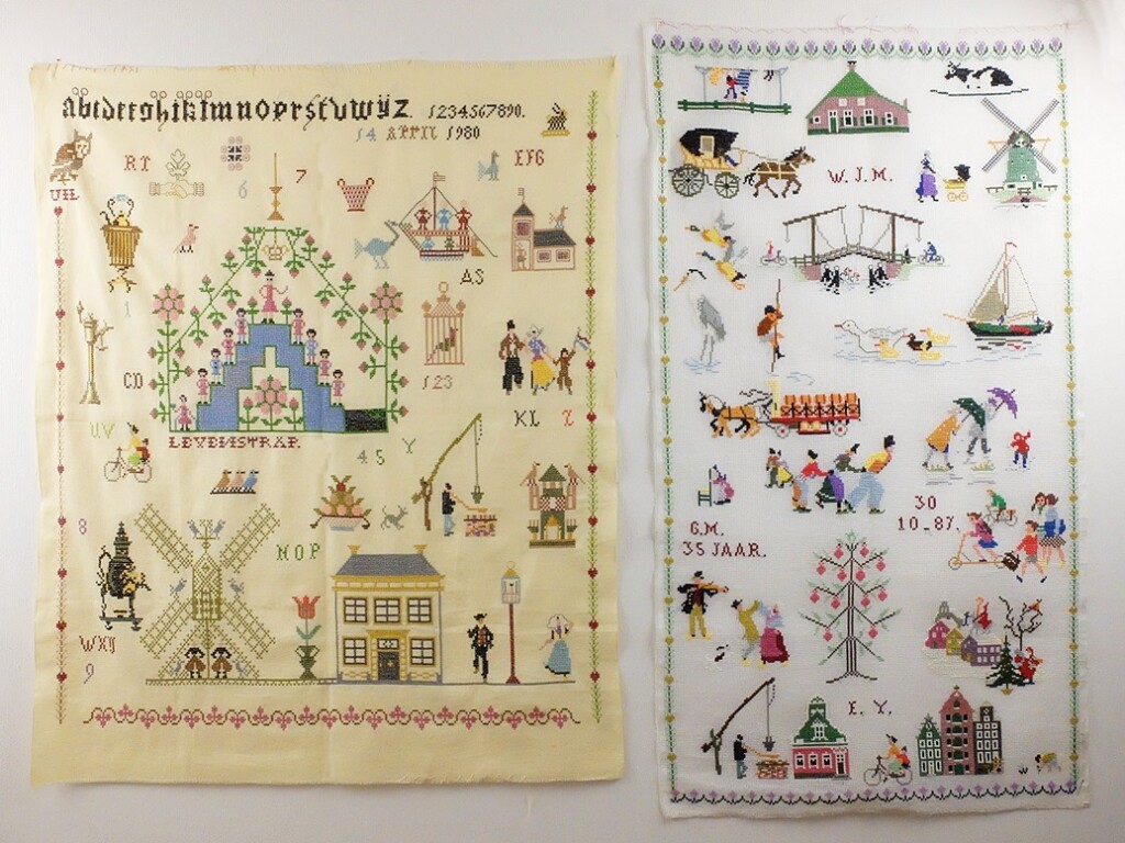 Twee geborduurde merklappen