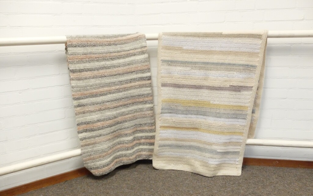Twee gehaakte omslagdoeken