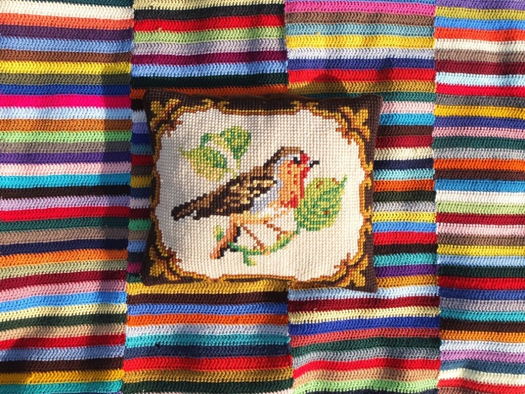 Vogeltjeskussen op kleurig kleed