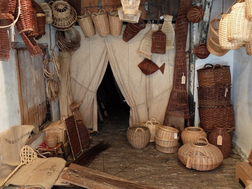 Mandenmakerij in Zuiderzeemuseum