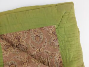 Detail oude gevoerde deken