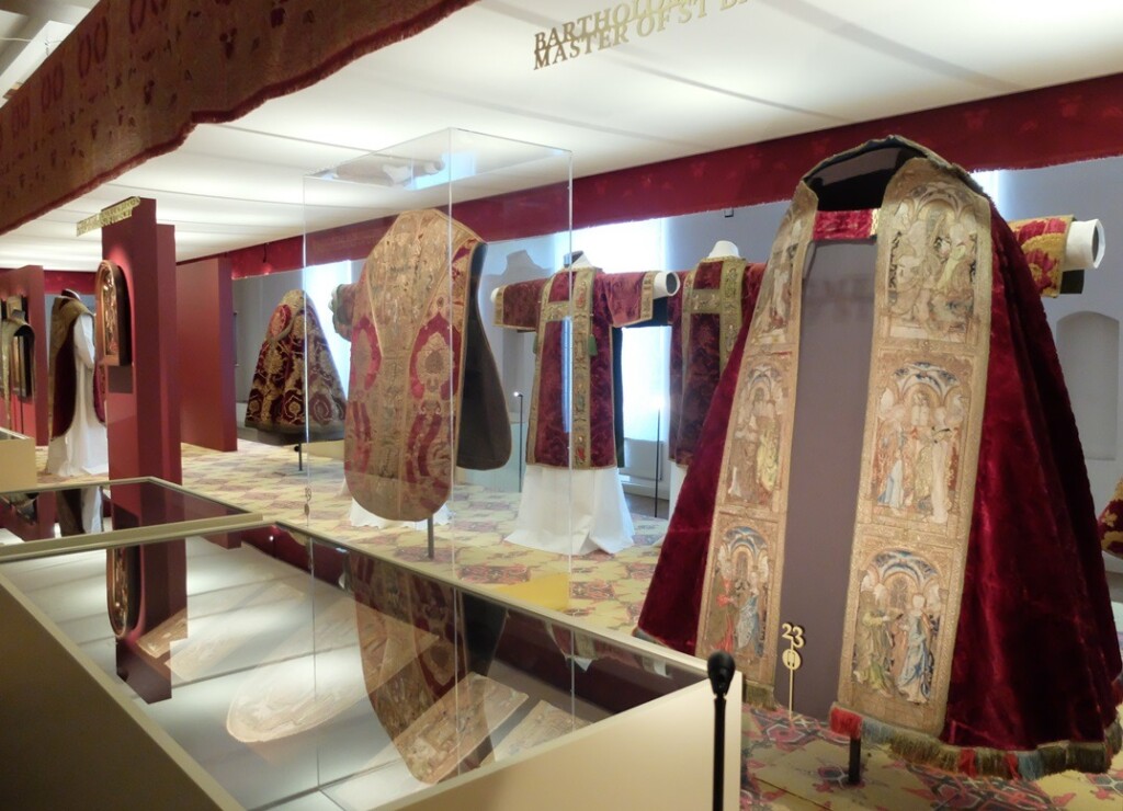 Geborduurde middeleeuwse kerkelijke gewaden