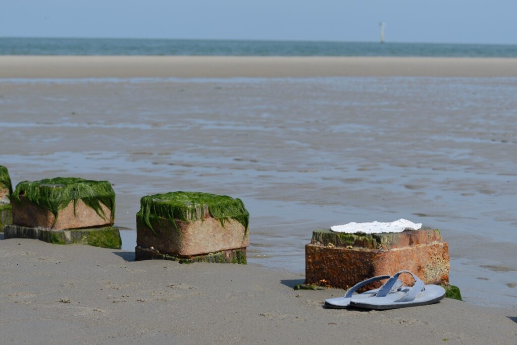 Gehaakt kleedje op strand