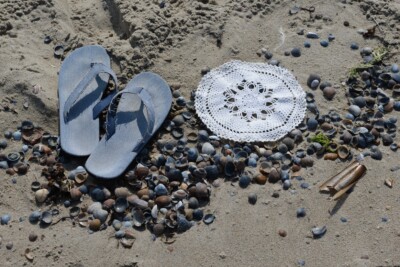 Gehaakt kleedje tussen schelpen