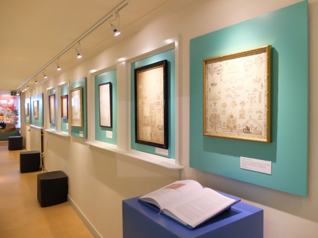 Merklappen uit collectie Berthi Smith tentoongesteld in Goes