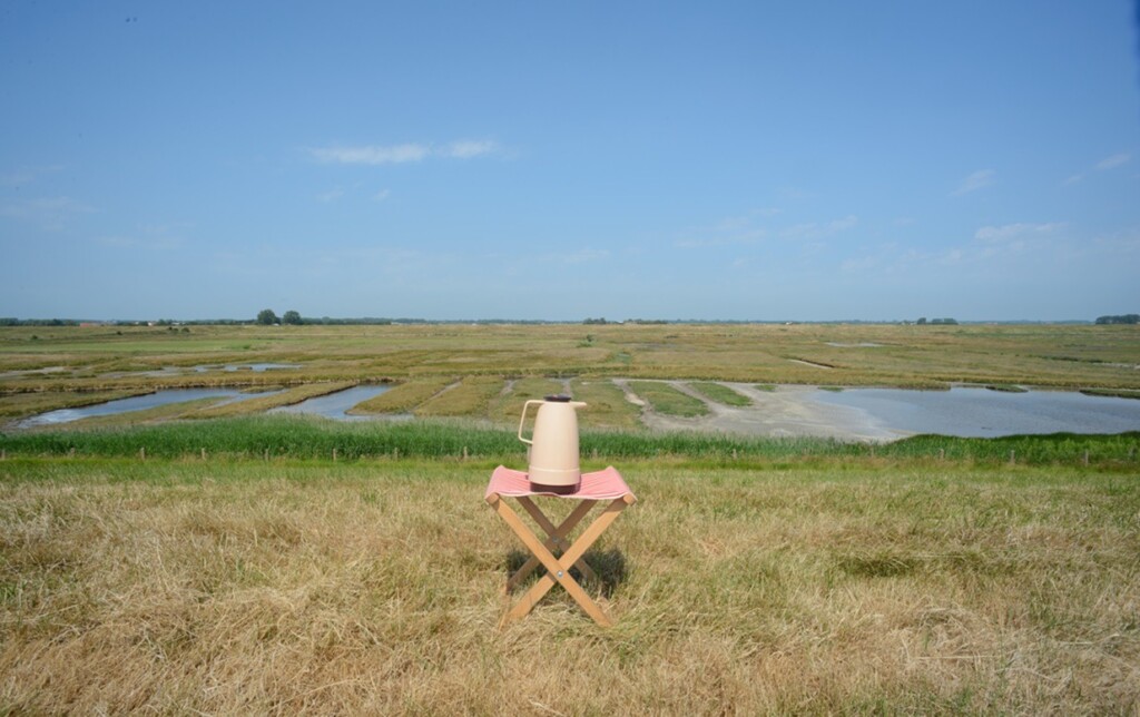 Thermoskan op dijk bij Stompetoren
