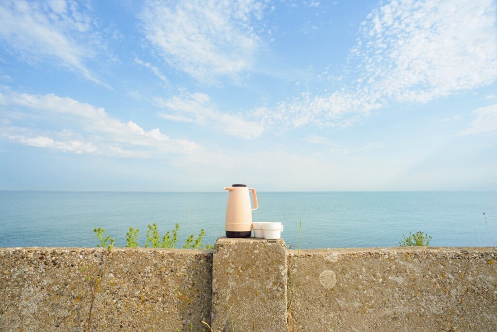 Thermoskan bij uitzicht op Oosterschelde
