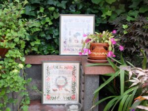 Twee borduurwerken in tuin Boerenwente