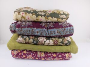 Vijf oude gevoerde dekens