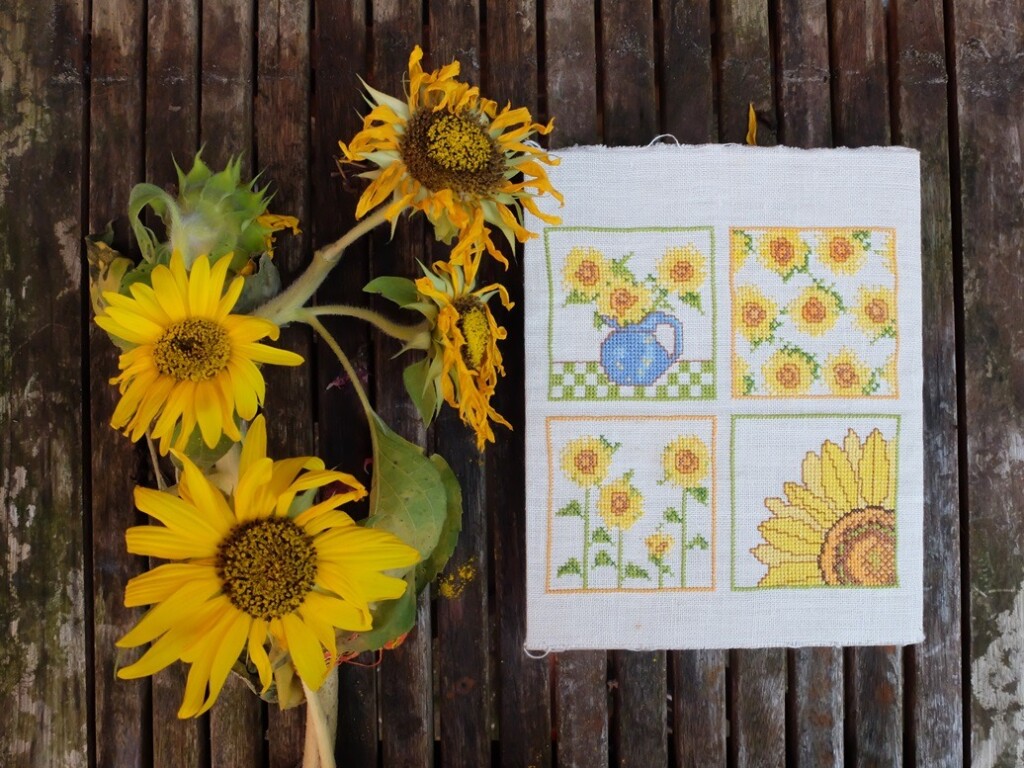 Geborduurde zonnebloemen op tuintafel