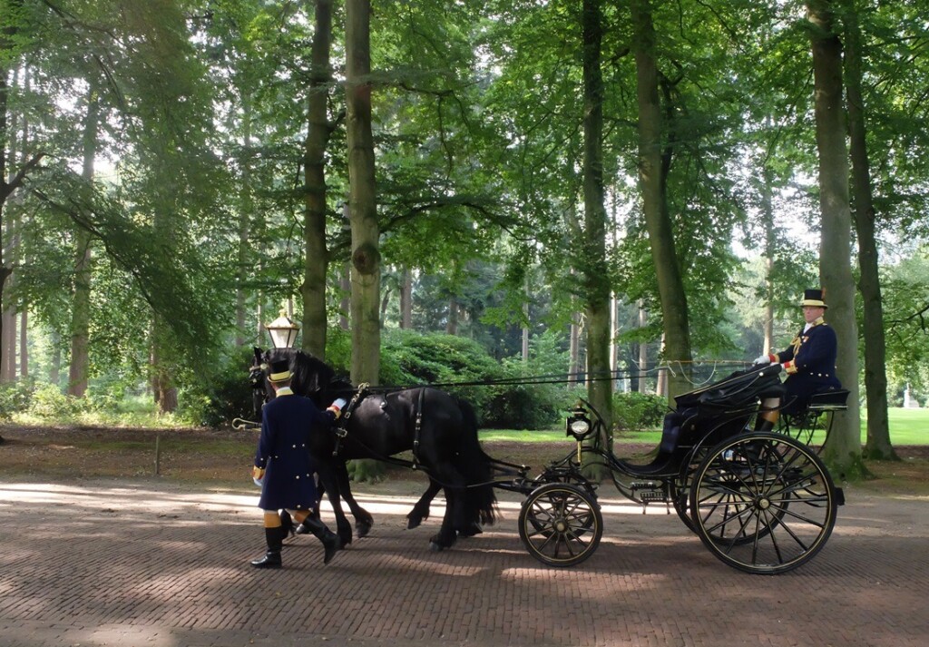 Koets met paarden op oprijlaan het Loo