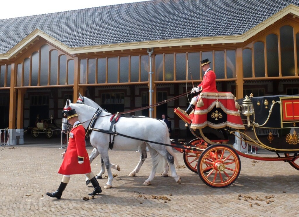 Koets met witte paarden voor stallen het Loo
