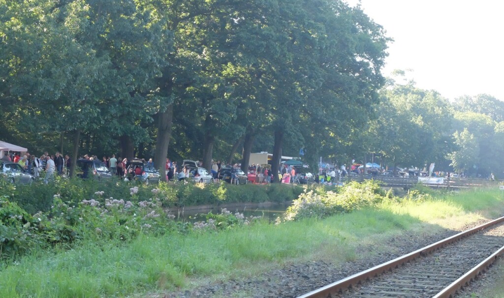 Kofferbakmarkt langs kanaal