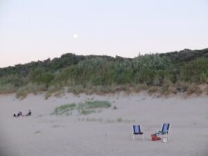 Opkomst volle maan boven duinen