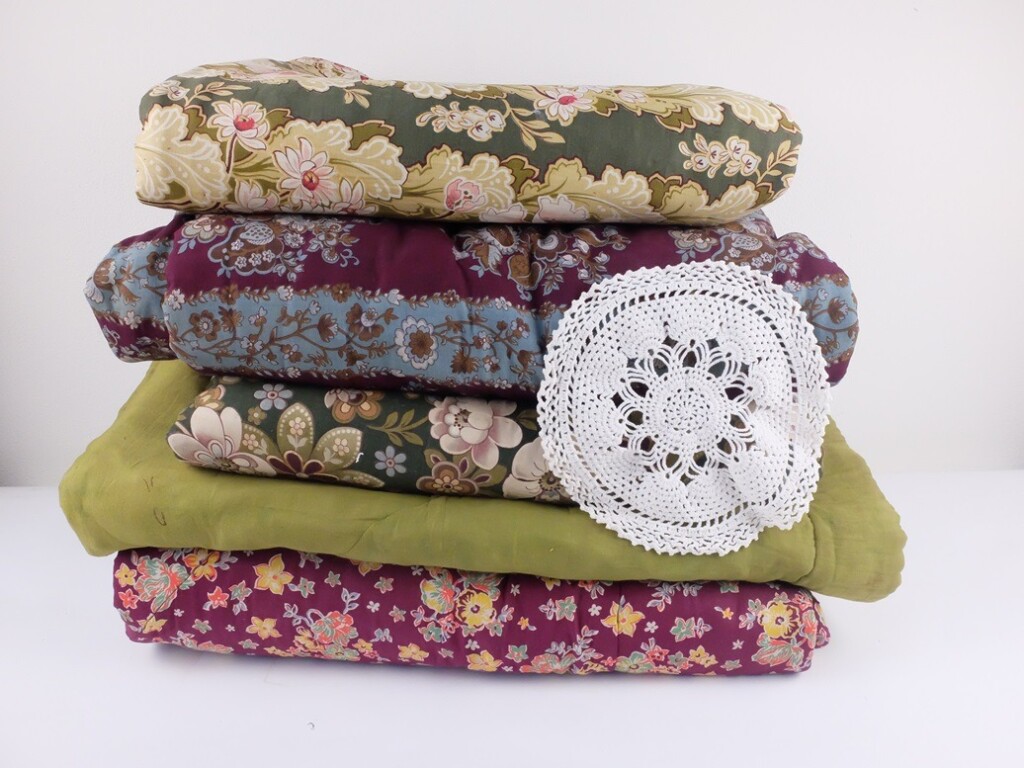 Oude gevoerde dekens met gehaakt kleedje