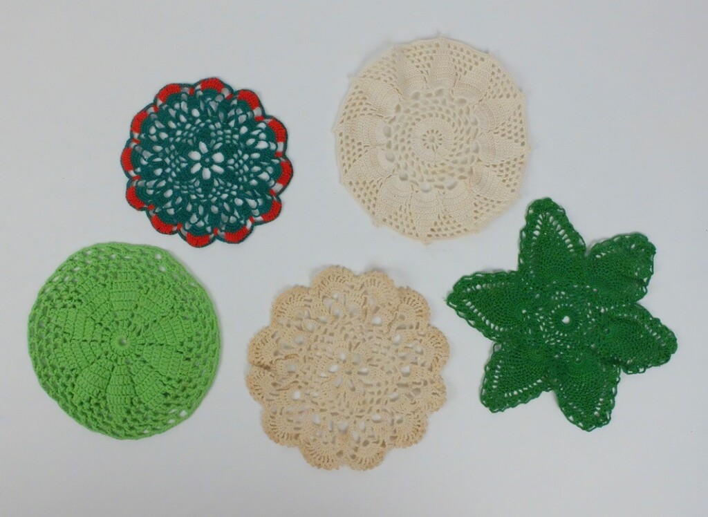 Vijf gehaakte kleine kleedjes