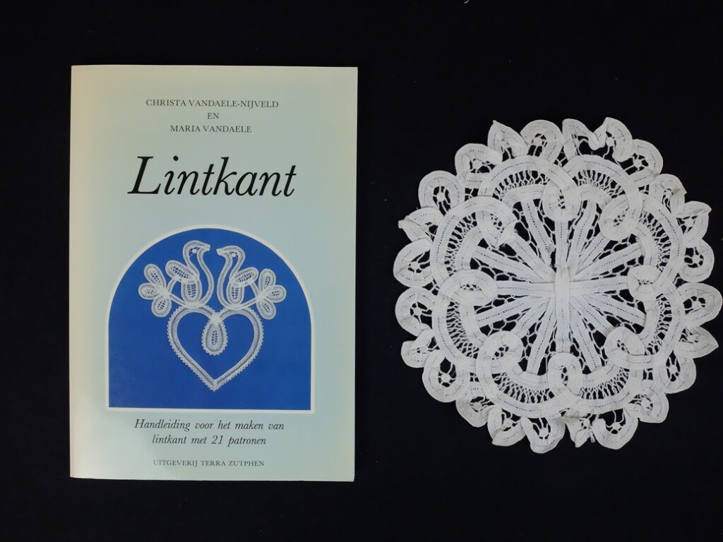Boek en kleedje Lintkant